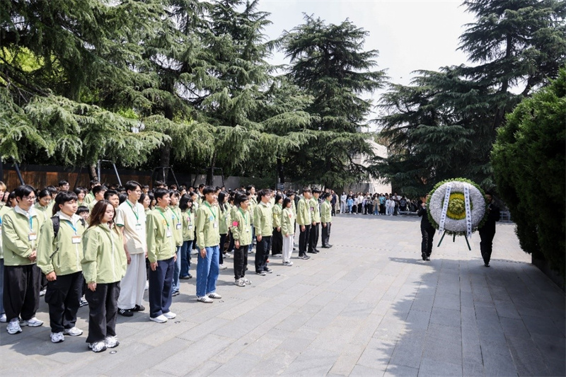 交流营全体同学参访侵华日军南京大屠杀遇难同胞纪念馆，并敬献花圈。主办方供图