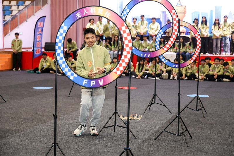 同学们演练无人机模型组装成果。主办方供图
