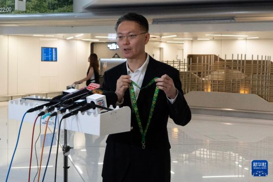　　3月31日，香港机场管理局客运大楼及旅客体验总经理欧阳显宏在发布会上介绍“感知阁”和向日葵挂绳。 新华社发（龙镜伊 摄）